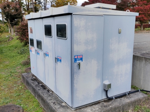 キュービクル前