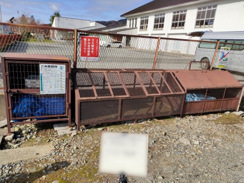 ゴミ収集所小屋前